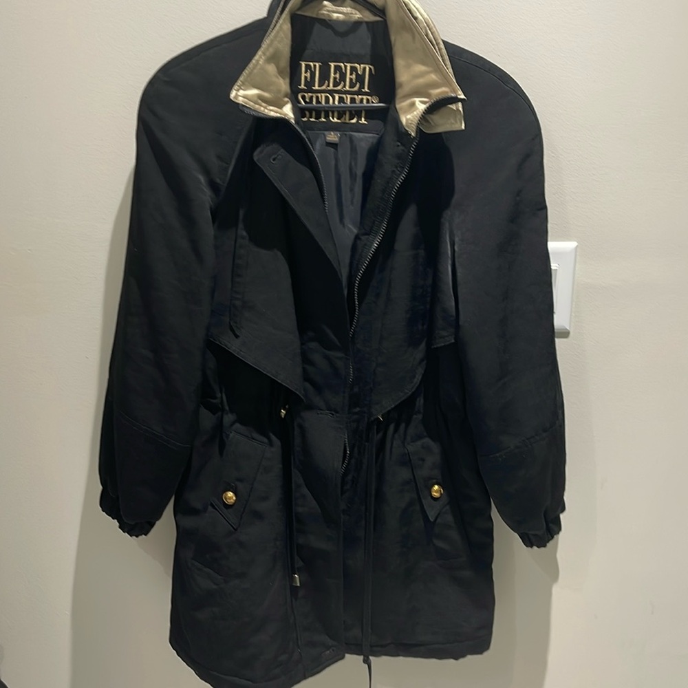 Fleet Street size gate, black and gold coat